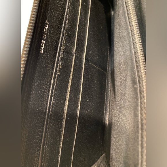 CHANEL Black zip around wallet with the camellia flower embossed. W/ COA. - Picture 6 of 7